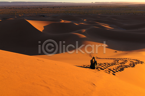 휴식 성인 성인여자한명만 여자 한명 JPG 뒷모습 포토 해외이미지 모로코 사막 상반신 앉기 야외 일몰 주간 풍경(경치)