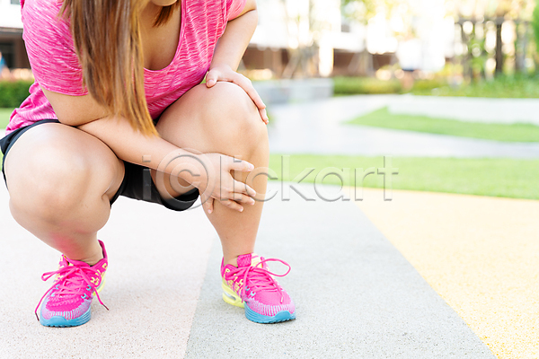 고통 성인 성인여자한명만 여자 한명 JPG 포토 해외이미지 건강 다리(신체부위) 무릎 무릎통증 발목 서기 잡기 하반신