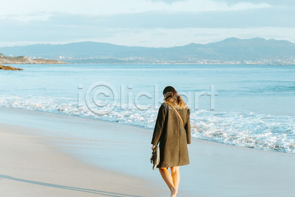 산책 휴식 성인 성인여자한명만 여자 한명 JPG 뒷모습 포토 해외이미지 걷기 들기 맨발 야외 여행 전신 주간 해변 혼자