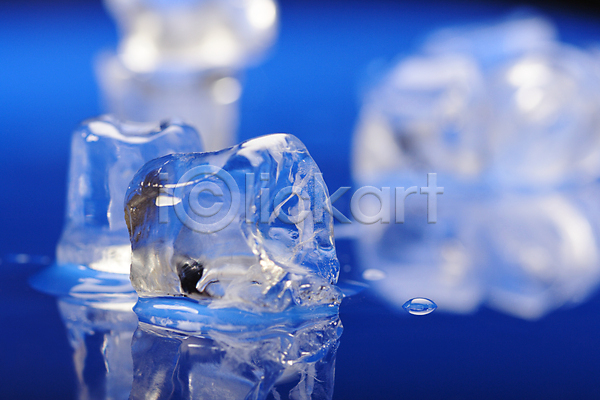 시원함 차가움 사람없음 JPG 근접촬영 포토 해외이미지 얼음 큐브 투명 파란색