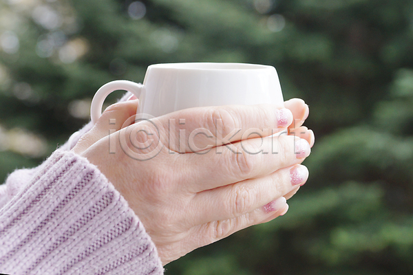 따뜻함 뜨거움 편안함 행복 휴식 사람없음 여자 JPG 포토 해외이미지 가을(계절) 관리 빛 수확 스웨터 안락 야외 자연 잡기 차(음료) 커피 컵 태양