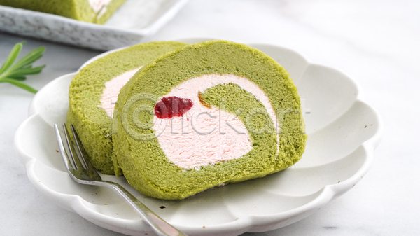 달콤 사람없음 JPG 포토 해외이미지 녹차맛 디저트 롤케이크 실내 접시 포크 흰배경