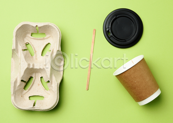 사람없음 JPG 포토 하이앵글 해외이미지 나무막대기 연두색 종이컵 친환경 커피잔 컵홀더 패키지 플라스틱