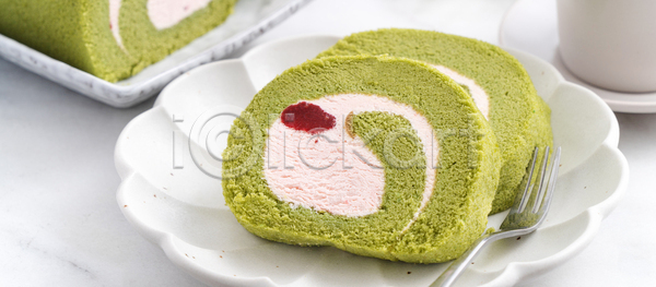 달콤 사람없음 JPG 포토 해외이미지 녹차맛 디저트 롤케이크 실내 접시 포크 흰배경