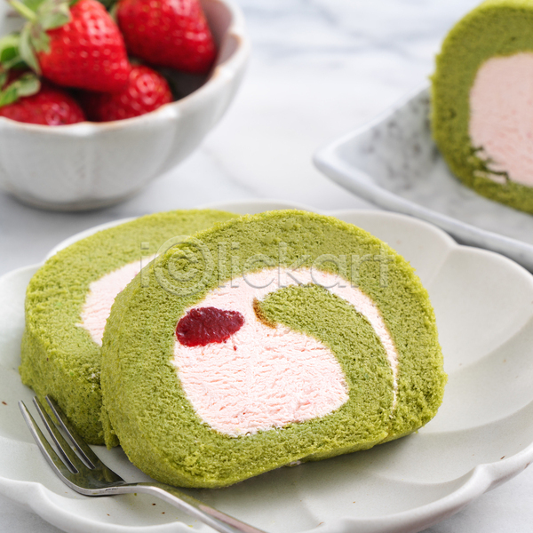달콤 사람없음 JPG 포토 해외이미지 녹차맛 디저트 딸기 롤케이크 실내 접시 포크 흰배경
