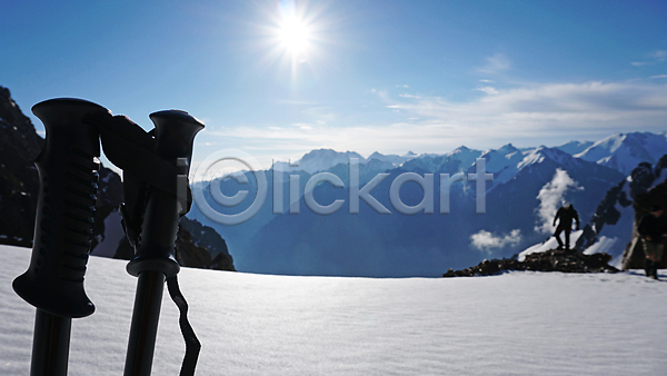 사람없음 JPG 포토 해외이미지 겨울 구름(자연) 등산 바위 산 설산 암초 야외 오브젝트 장비 정상 주간 태양 트래킹 폴 풍경(경치) 하이커 하이킹 햇빛