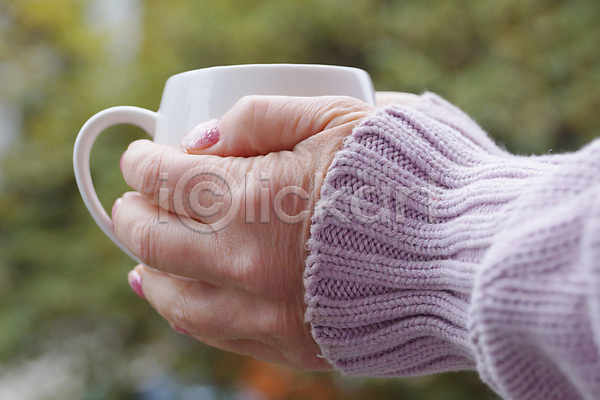 따뜻함 뜨거움 추위 편안함 행복 휴식 사람없음 여자 JPG 포토 해외이미지 가을(계절) 관리 단절 빛 수확 스웨터 안락 야외 자연 잡기 차(음료) 커피 컵 태양