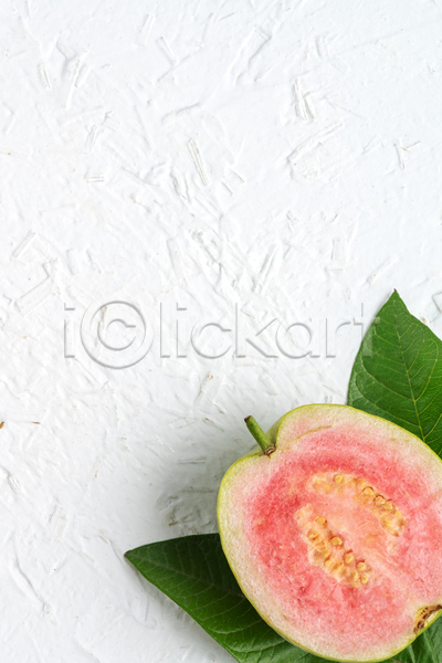 사람없음 JPG 포토 하이앵글 해외이미지 과일 구아바 단면 슬라이스 실내 잎 카피스페이스 흰배경