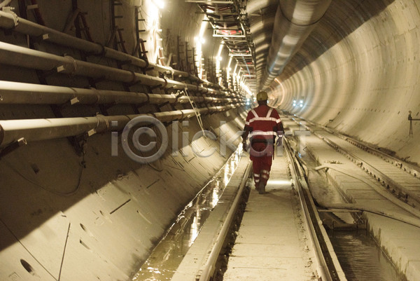 남자 성인 성인남자한명만 한명 JPG 뒷모습 포토 해외이미지 건설현장 걷기 공사 안전모 야외 작업복 전신 주간 터널