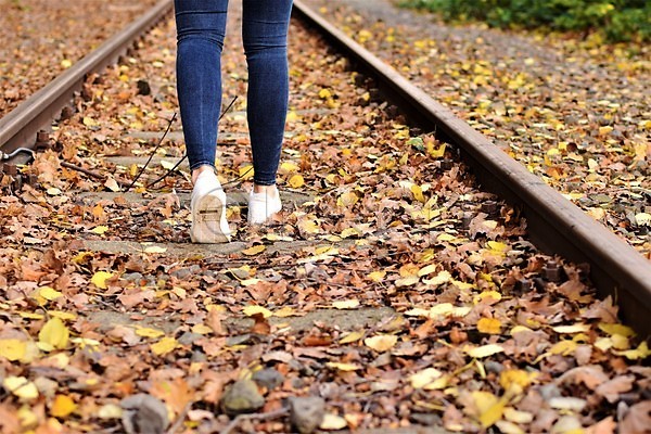 신체부위 JPG 포토 해외이미지 가을(계절) 가을풍경 걷기 기찻길 낙엽 다리(신체부위) 단풍 야외 자연 주간 풍경(경치)