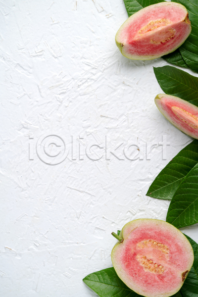 사람없음 JPG 포토 하이앵글 해외이미지 과일 과일조각 구아바 단면 슬라이스 실내 잎 카피스페이스 흰배경