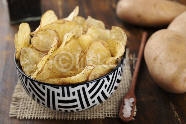 사람없음 JPG 포토 해외이미지 감자 감자칩 과자 그릇 나무배경 나무숟가락 담기 소금 실내 짠맛 천(직물)