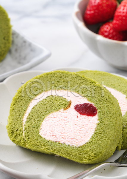 달콤 사람없음 JPG 포토 해외이미지 녹차맛 디저트 딸기 롤케이크 실내 접시 포크 흰배경