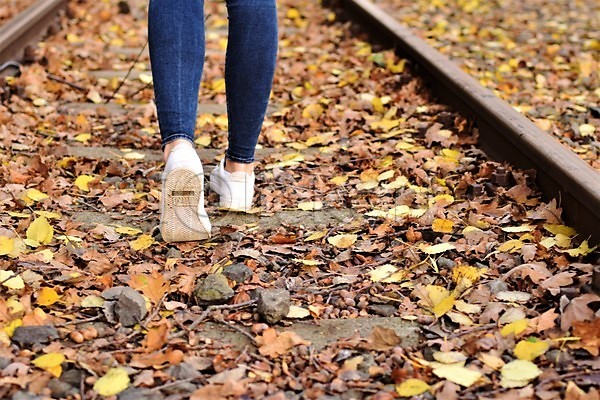 신체부위 JPG 포토 해외이미지 가을(계절) 가을풍경 걷기 기찻길 낙엽 다리(신체부위) 단풍 야외 주간 풍경(경치)