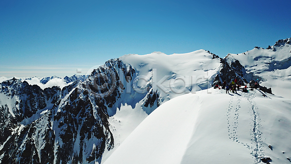 산책 위험 추위 사람 사람없음 JPG 포토 해외이미지 겨울 눈내림 드론 등산 맑음 산 산봉우리 산악가 스포츠 안테나 알프스 여행 오르기 자국 자연 절정 정상 태양 트래킹 파란색 풍경(경치) 하늘 하이킹
