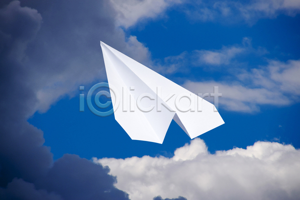 사람없음 JPG 포토 해외이미지 구름(자연) 비행 야외 종이 종이비행기 주간 하늘 한개