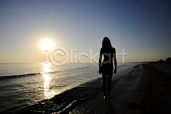 성인 성인여자한명만 여자 한명 JPG 실루엣 포토 해외이미지 걷기 바다 서기 야외 여름(계절) 여행 전신 햇빛