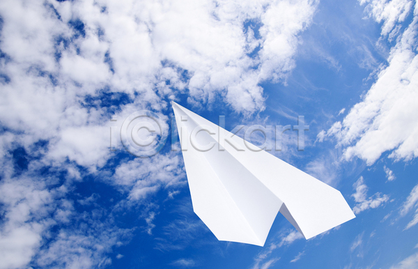 사람없음 JPG 포토 해외이미지 구름(자연) 비행 야외 종이 종이비행기 주간 하늘 한개
