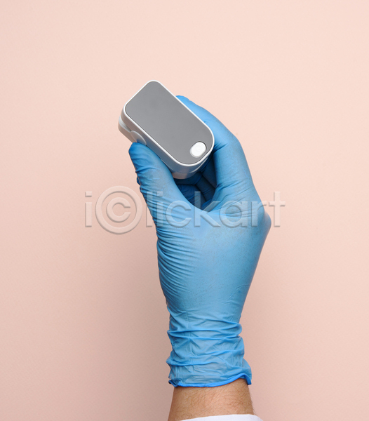 신체부위 JPG 포토 해외이미지 들기 라텍스 분홍색배경 산소포화도측정기 손 실내 장갑 측정기