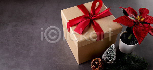 축하 행복 사람없음 JPG 포토 해외이미지 갈색 겨울 계절 구성 기념 기념일 나무 나뭇가지 덮개 디자인 리본 목업 바닥 백그라운드 벚꽃 상자 새해 생일 선물 선물상자 소나무 솔방울 시멘트 우주 원뿔 장식 장신구 정상 종이 축제 카피스페이스 컨셉 크리스마스 패키지 해외포토 핸드메이드 휴가