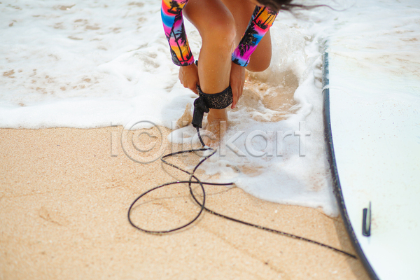 성인 성인여자한명만 여자 한명 JPG 앞모습 포토 해외이미지 묶기 바다 서핑 서핑보드 수영복 야외 연결 주간 파도 하반신 해변
