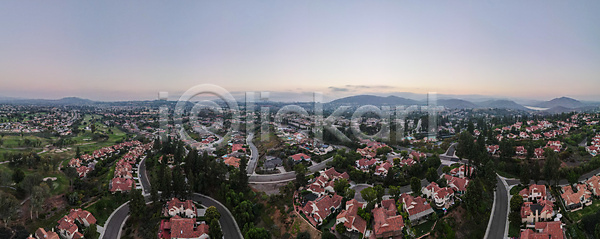 사람없음 JPG 포토 해외이미지 가족 개발 계곡 교외 대출 도로 도시풍경 땅 똑같은 미국 부동산 비용 빌라 산 아파트 야외 이웃 자연 잔디 재산 조감도 주택 지붕 지역 진짜 초록색 캘리포니아 커뮤니티 콘도 큼 풍경 해외포토