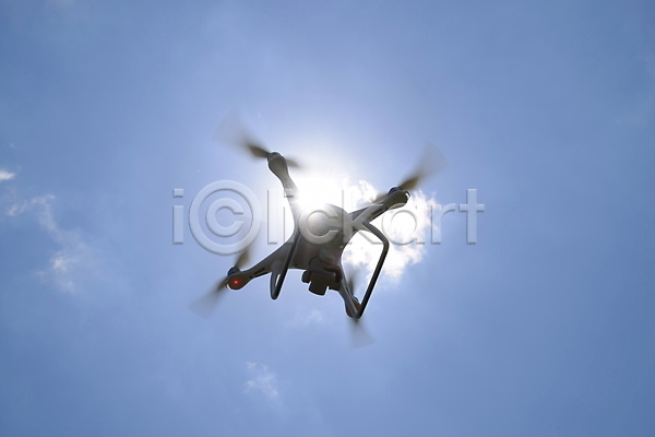 스마트 사람없음 JPG 포토 해외이미지 구름(자연) 드론 로봇 카메라 프로펠러 하늘
