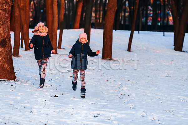 기쁨 따뜻함 추위 행복 두명 백인 어린이 JPG 포토 해외이미지 12월 감정 겨울 계절 공원 긍정 날씨 놀이 눈내림 달리기 라이프스타일 부츠 서리 숲 야외 웃음 자연 작음 점프 크리스마스 휴가 흰색