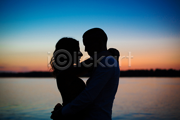 함께함 행복 남자 두명 성인 성인만 여자 JPG 실루엣 포토 해외이미지 바다 상반신 야외 여름(계절) 일몰 저녁 커플 포옹