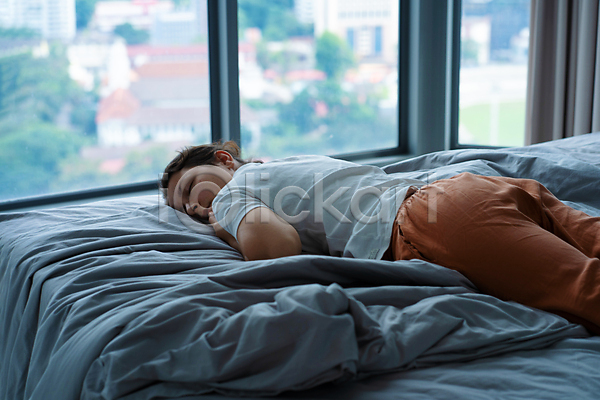 여유 휴식 성인 성인여자한명만 여자 한명 JPG 포토 해외이미지 낮잠 라이프스타일 상반신 엎드리기 일상 침구 침대