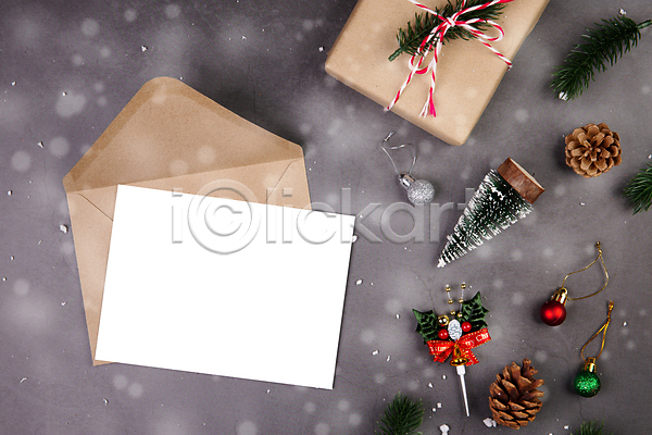 사람없음 JPG 포토 해외이미지 나뭇가지 리본 목업 새해 선물 선물상자 소나무 솔방울 장신구 종이 크리스마스 프레임