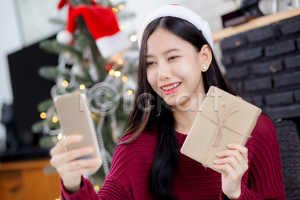 축하 휴식 흐름 동양인 사람 성인 여자 한명 JPG 포토 해외이미지 1 거리 거실 관찰 동영상 디지털 모바일 보여주기 부름 상자 새해 선물 소셜 스마트폰 아시아 온라인 응시 인사 인터넷 장식 주택 친구 카메라 크리스마스 통신 핸드폰 회의 휴가