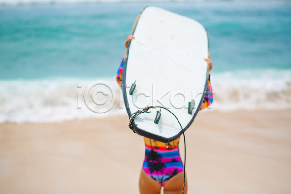 성인 성인여자한명만 여자 한명 JPG 뒷모습 포토 해외이미지 들기 바다 상반신 서핑 서핑보드 수영복 야외 주간 파도