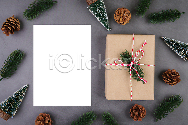 사람없음 JPG 포토 해외이미지 목업 선물상자 소나무 솔방울 종이 크리스마스 프레임 회색