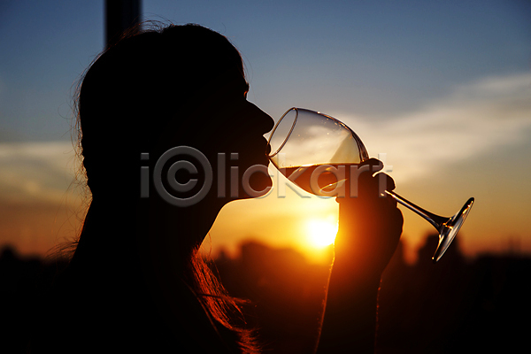 성인 성인여자한명만 여자 한명 JPG 실루엣 포토 해외이미지 들기 마시기 야외 와인 와인잔 일몰 커플