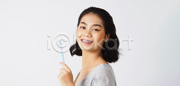 동양인 백인 성인 성인여자한명만 여자 한명 JPG 포토 해외이미지 교정기 미소(표정) 뷰티 웃음 응시 치과 치아 치아건강 치아교정 해외포토