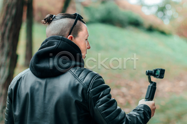 남자 성인 성인남자한명만 한명 JPG 뒷모습 포토 해외이미지 1인미디어 가죽자켓 들기 상반신 셀프카메라 셀프캠 야외 주간 카메라 크리에이터