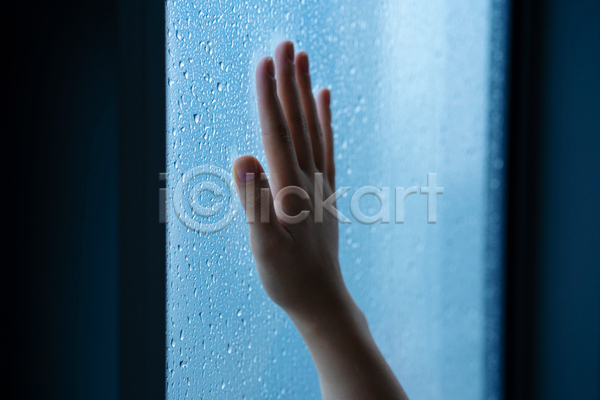 고독 신체부위 JPG 포토 해외이미지 비(날씨) 손 손짚기 실내 창문