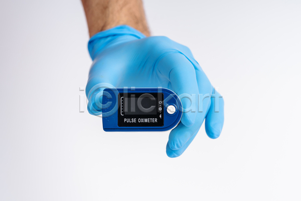 신체부위 JPG 포토 해외이미지 들기 라텍스 보여주기 산소포화도측정기 손 실내 장갑 측정기 흰배경