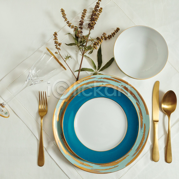 사람없음 JPG 포토 하이앵글 해외이미지 그릇 나이프 수저 오브젝트 잔 접시 파란색 풀(식물)