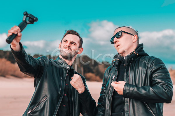 함께함 남자 두명 백인 성인 성인남자만 JPG 앞모습 포토 해외이미지 가죽자켓 들기 상반신 선글라스 셀프카메라 셀프캠 야외 여행 주간 주먹 친구 카메라