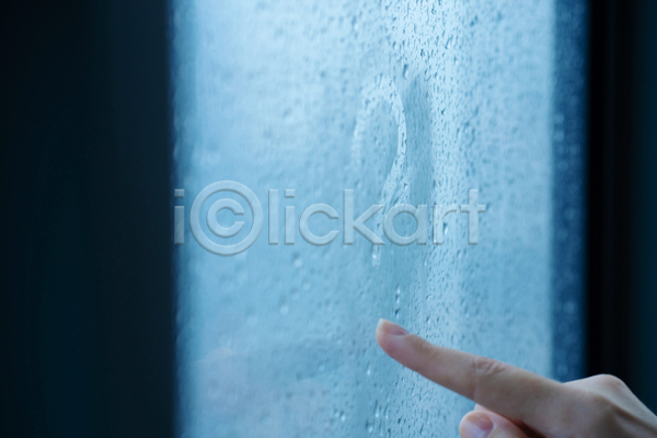 고독 신체부위 JPG 포토 해외이미지 그리기 기록 물음표 비(날씨) 손 실내 창문