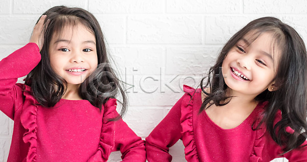 기쁨 행복 두명 백인 소녀(어린이) 어린이 여자 JPG 포토 해외이미지 고립 모델 쌍둥이 얼굴 웃음 자매 친구 흰색