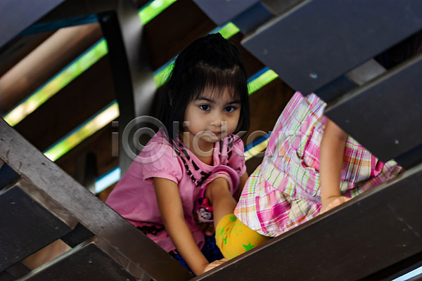 함께함 행복 동양인 사람 소녀(어린이) 아기 어린이 여자 한명 JPG 포토 해외이미지 공원 놀이 놀이터 드레스 미소(표정) 뷰티 실내 쌍둥이 야외 여름(계절) 자연