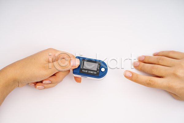 신체부위 JPG 포토 해외이미지 들기 보여주기 산소포화도측정기 손 실내 측정기 흰배경