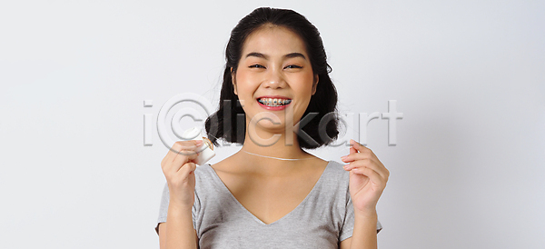 동양인 백인 성인 성인여자한명만 여자 한명 JPG 포토 해외이미지 교정기 미소(표정) 뷰티 웃음 응시 치과 치아 치아건강 치아교정 해외포토