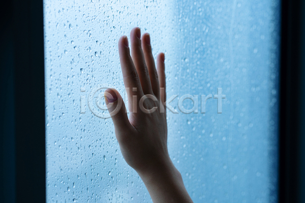 고독 신체부위 JPG 포토 해외이미지 비(날씨) 손 손짚기 실내 창문
