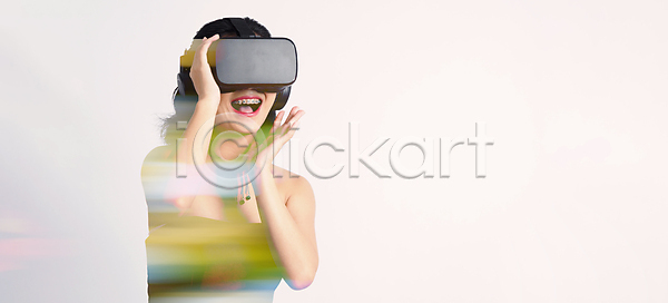 미래 스마트 체험 행복 혁명 동양인 사람 여자 한명 3D JPG 포토 해외이미지 1 가상 가상현실 게임 고글 동영상 디지털 미소 백그라운드 비전 스크린 아시아 안경 여행 웨어러블 인터넷 인터랙티브 중국 터치 해외포토 헤드폰 현실