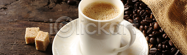 뜨거움 신선 흐름 사람없음 JPG 포토 해외이미지 가로 갈색 검은색 굽기 맛 목재 백그라운드 블랙커피 비즈니스 수확 숟가락 슛 시골 씨앗 아라비카 아로마 아침 양조 어둠 에너지 에스프레소 원두 음료 음식 장식 카페 카페인 카푸치노 캔버스 커피 컵 콩 탁자 해외포토 향