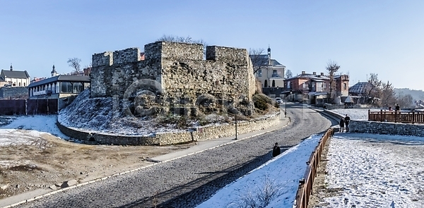 추위 사람없음 JPG 포토 해외이미지 거리 건물 건축양식 겨울 대문 도시 맑음 벽 아침 야외 언덕 여행 역사 우크라이나 유럽 타운 탑 파멸 해외포토